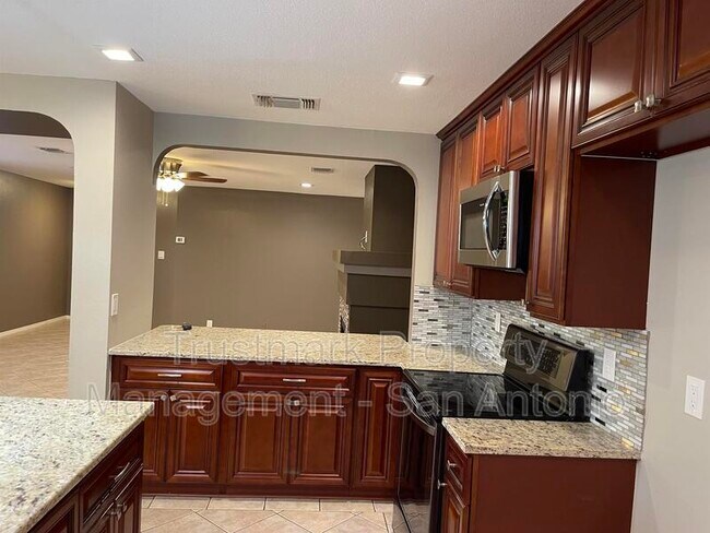 Building Photo - 8335 Bent Meadow Dr