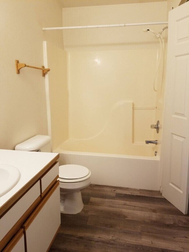 Building Photo - 1706/1708peni