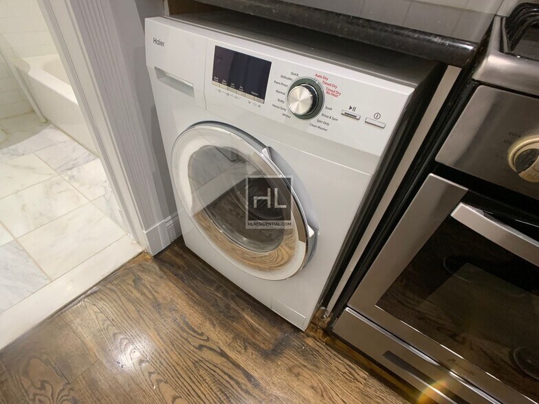 Building Photo - Mott Street