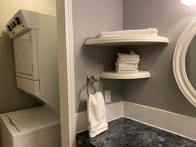 Building Photo - 3950 NE Vista del Rey Dr