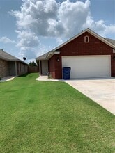 Building Photo - 200 Woodbriar Rd
