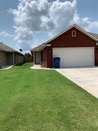 Building Photo - 200 Woodbriar Rd