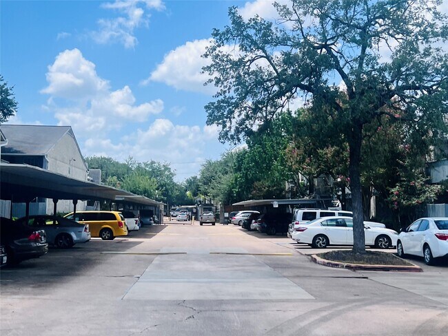 Building Photo - 9797 Leawood Blvd