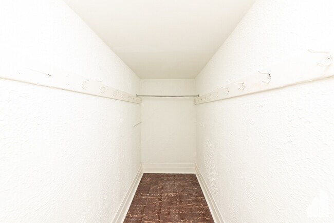 Building Photo - 1420 W Irving Park Rd