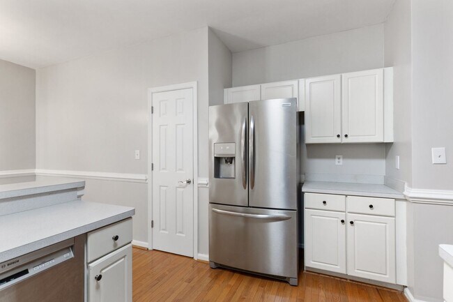 Building Photo - 5BR/3BA with Fresh Paint and New Carpet in...