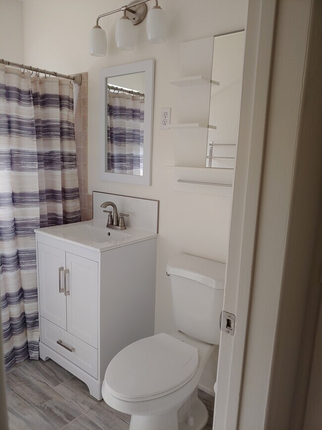Bathroom showing tub/shower - 147 S Myrtle Ave