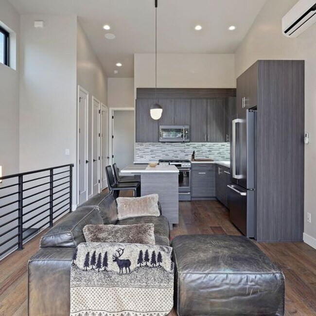 Building Photo - Modern Luxury and Prime Location: Fully Fu...