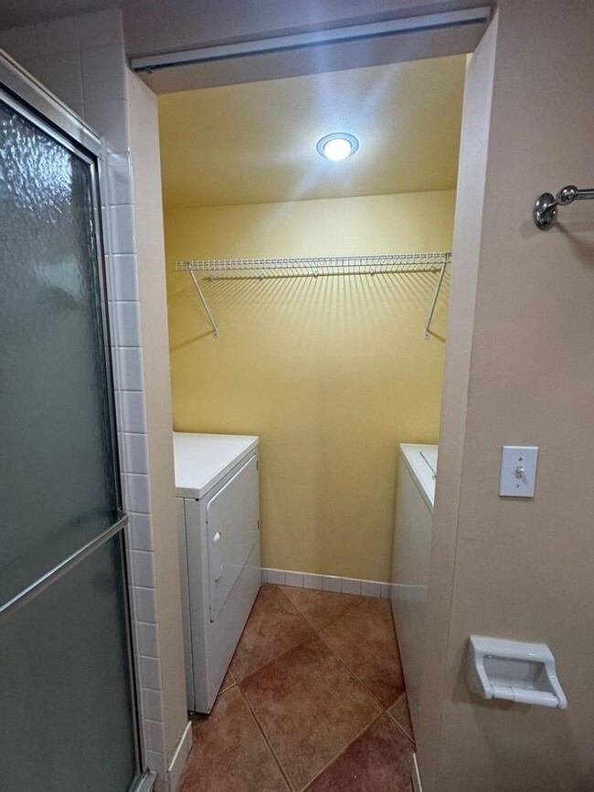 Building Photo - Charming townhouse 2 bed 2 bath in great l...