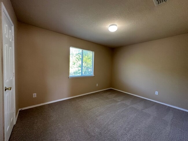 Building Photo - MUST SEE! Available for move in NOW- Lovel...