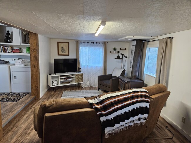 Building Photo - 2006 WY-352