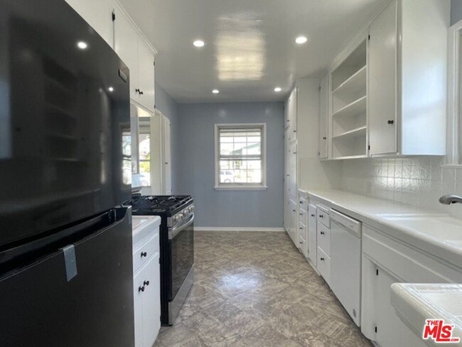 Building Photo - 7330 W 89th St