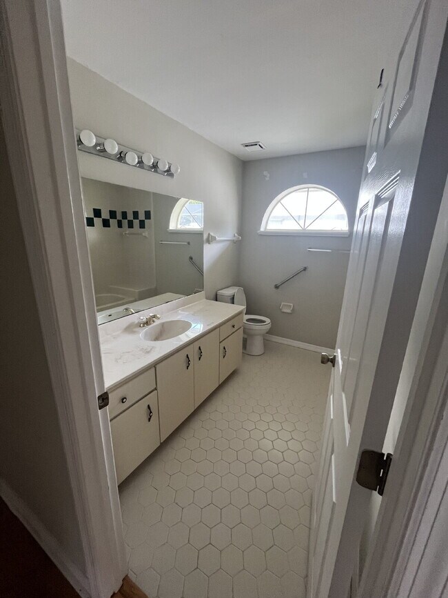 Building Photo - Spacious Pool Home in Desirable Palm Harbor – Pool Care Included