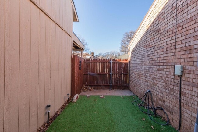 Building Photo - 3454 Gladstone Ln