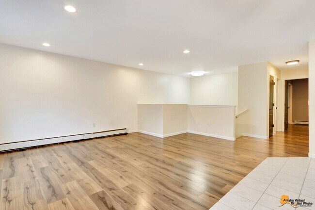 Building Photo - Modern 4-Bedroom Townhome in Desirable Sou...