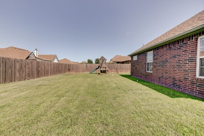 Building Photo - Tulsa Beauty Available Beginning of Januar...