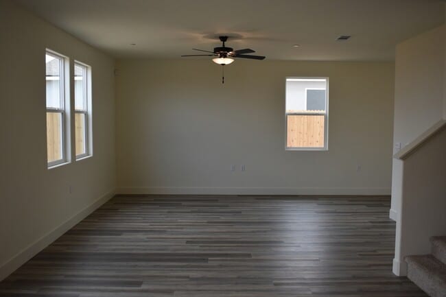 Building Photo - 682 Stephanie Dr