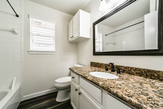 Building Photo - 2511 Pine Cone Dr