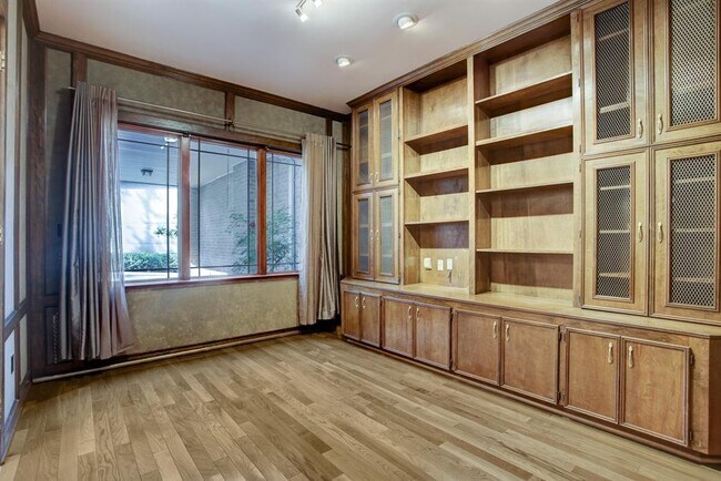 Building Photo - 10166 Memorial Dr