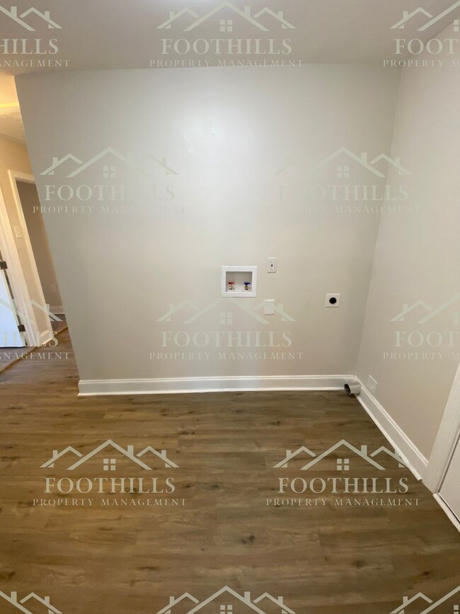 Building Photo - Fully Renovated 3-Bedroom Home - Walking D...