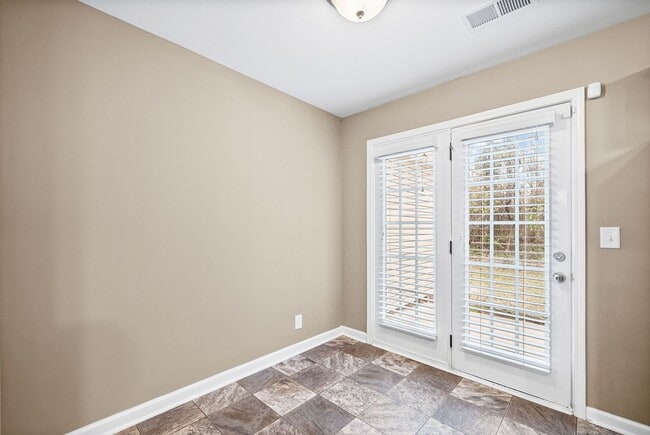 Building Photo - Nice Townhome in Governors Crossing Ready for you to Call home before Christmas