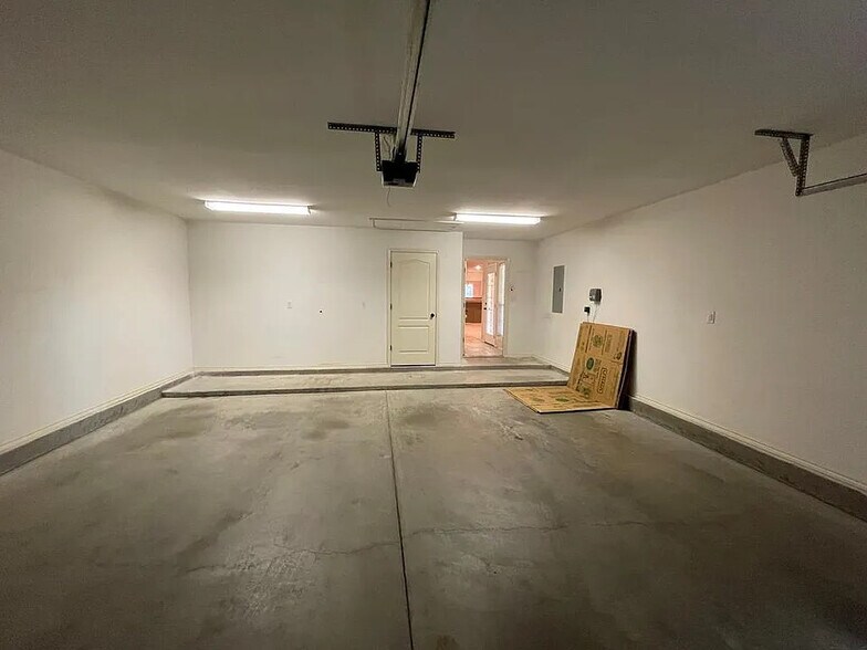 Building Photo - 3201 Southridge Ct