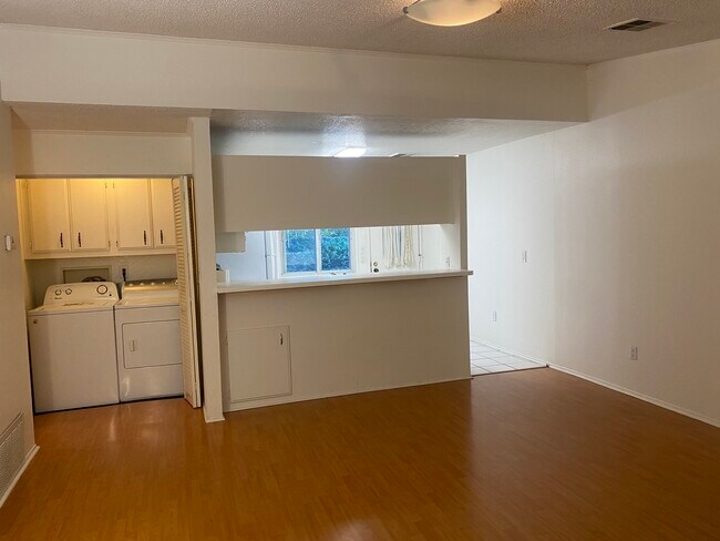 Building Photo - 715 Huntley Dr
