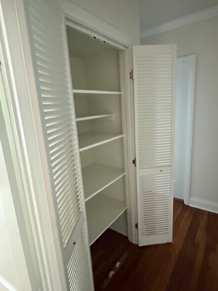 Building Photo - 729 N Harper Ave