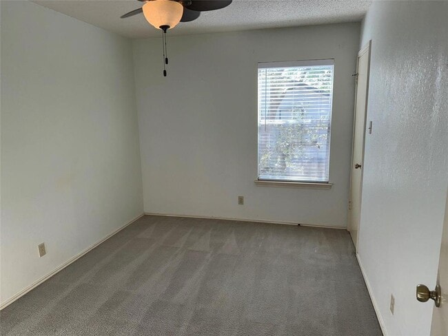 Building Photo - 6109 Parkwood Dr