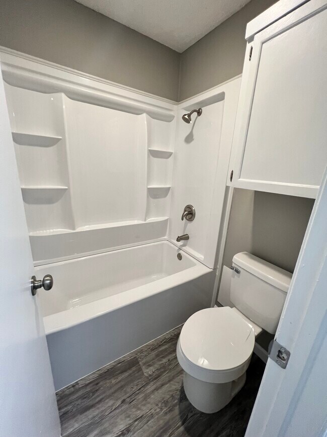 Building Photo - 813 Red Bird Ln