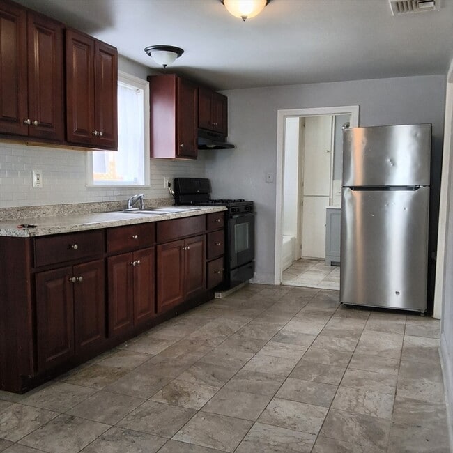 Building Photo - 1792 Pleasant St