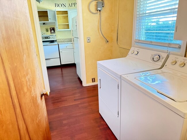 Building Photo - Charming 2 BR house in quiet Normal neighborhood