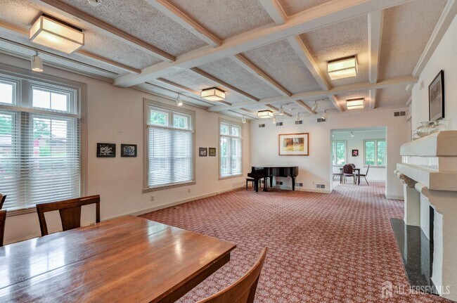 Building Photo - 540 Sayre Dr