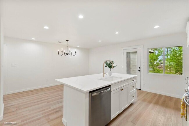 Building Photo - 381 Perryman St