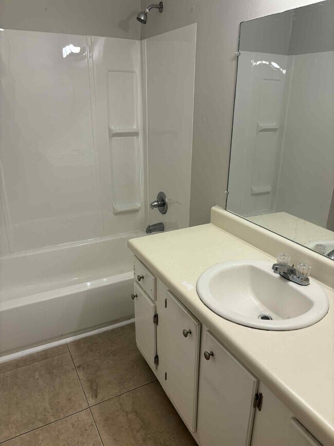 Building Photo - 405 Skyview Dr