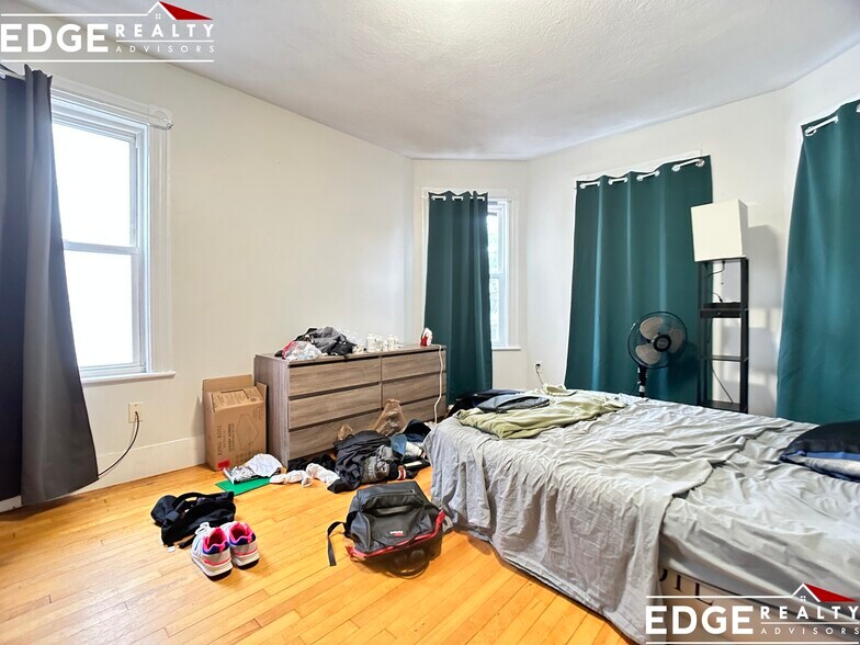 Building Photo - 157 Murdock St