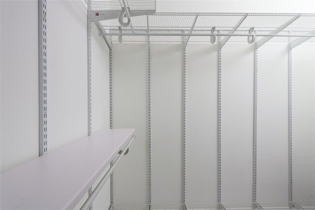 Building Photo - 411 N New River Dr E