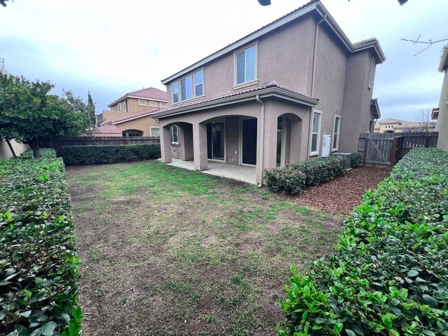 Building Photo - $2,695 Ashlan & Dewolf, 4 bedroom - Buckin...