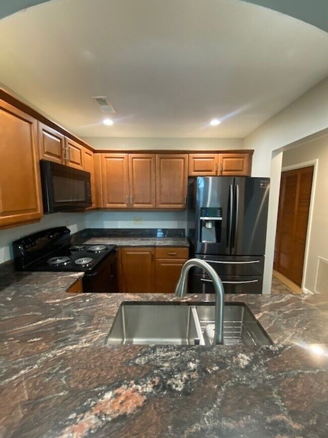 Building Photo - Welcome to this stunning 2-bedroom, 2-bath...