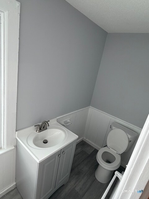 Building Photo - 122 River Rd