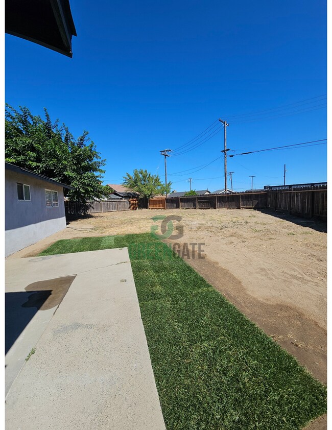 Building Photo - 901 Valente Way