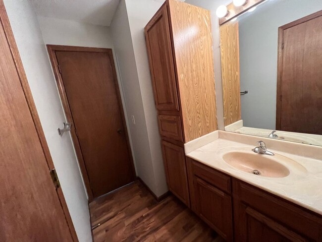 Building Photo - 4 bed 2 bath Centrally Located - Near Aggieville! AVAILABLE NOW!