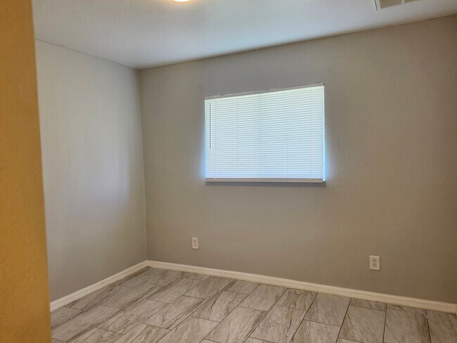 Building Photo - Nice duplex!!!