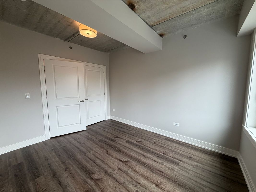 Building Photo - 952 W Carmen Ave