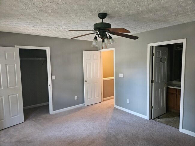 Building Photo - 3Bed 2.5 Town Home