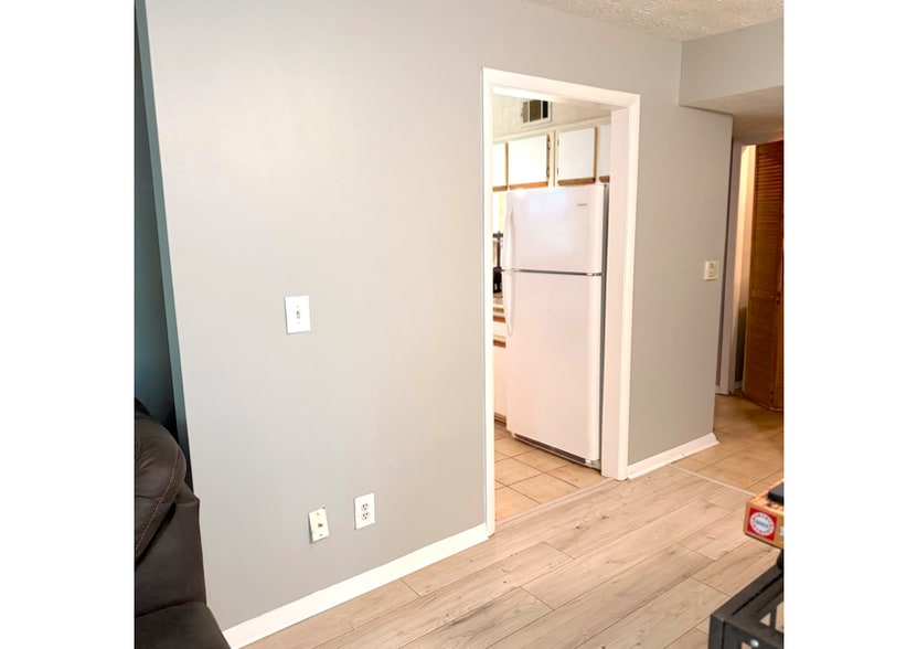 Building Photo - 9400 Roberts Dr