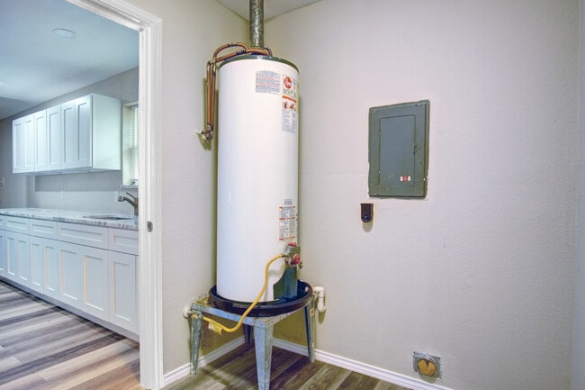 Building Photo - 2402 Ozark Dr