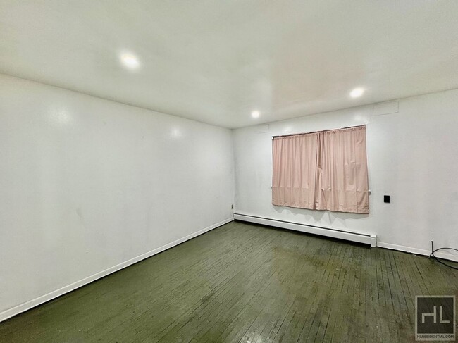 Building Photo - One bedroom in Astoria walking distance to...