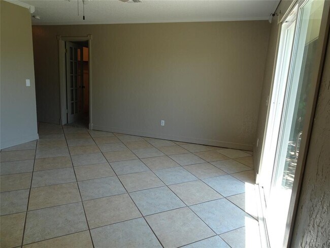 Building Photo - 600 Oak Creek Dr