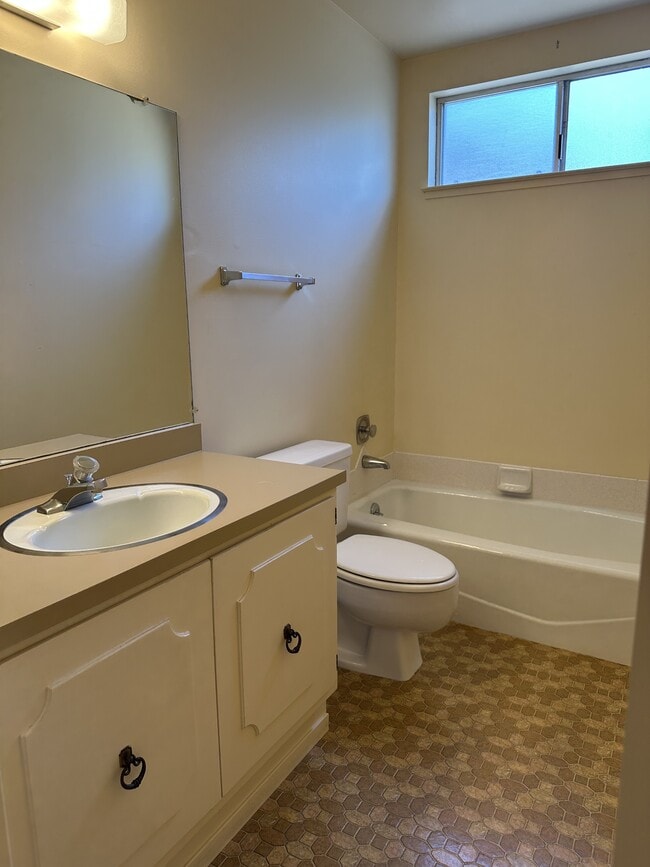 Building Photo - 175 Oak Island Dr