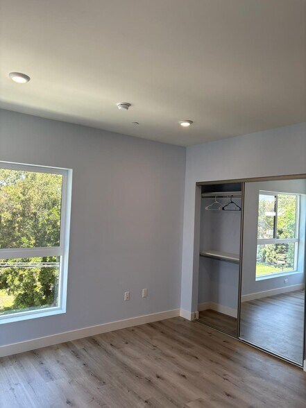 Building Photo - 10739 Kling St
